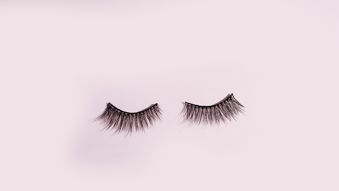 How Should You Sleep Wearing Fake Eyelash Extensions?